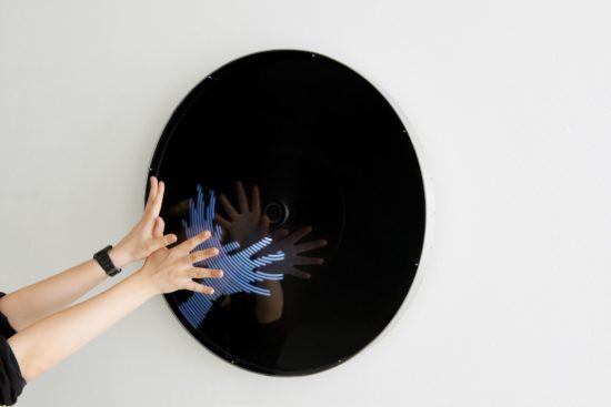 Sebastian Hempel: "Spiegelbild", 2012, Material: Aluminium, Plexiglas, Lichtsensoren, LED, Antrieb