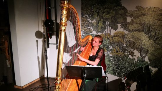 Isabel Goller an der Harfe im Burgerheart.