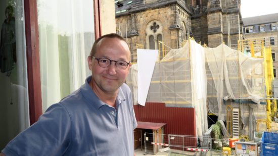 Kann jeden Tag aus seinem Fenster auf den Baufortschritt an der Kirch gucken: Pfarrer Eckehard Möller