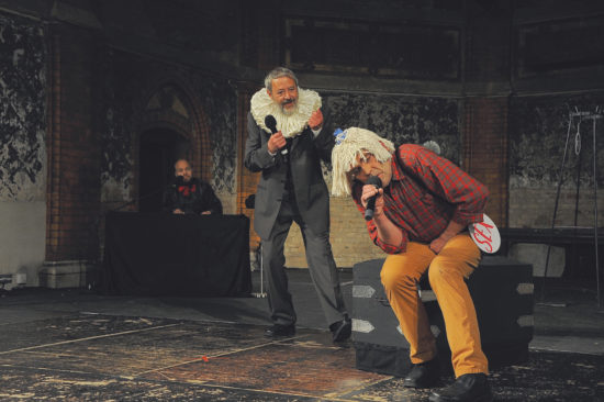 Baptista (Michael Hochmuth) und Petruchio (Frank Weiland) singen im Duett. Begleitet werden sie am Klavier von Matthias Krüger.