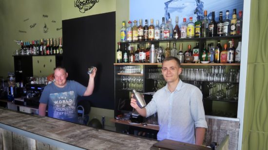 Barkeeper Mircea Strojevice und Kellner Vladislav Seemann