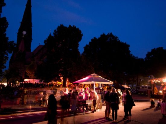 2010 fand das Flanschrockfestival im Schatten der Garnisonkirche an der Stauffenbergallee statt. Foto: artderkultur