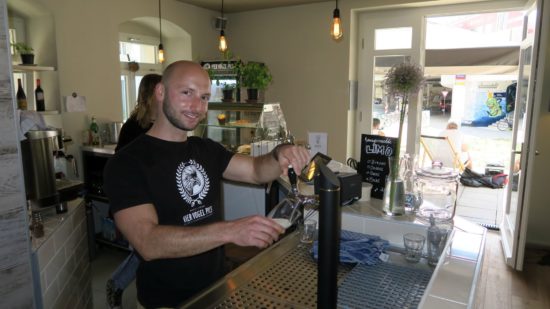 André Winkelmann beim Bierzapfen im "Bishop"