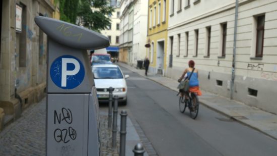 Der kann dann wohl weg. Keine Parkplätze mehr auf der nördlichen Martin-Luther-Straße. Künftig ist das Radfahren in Richtung Louisenstraße legal.