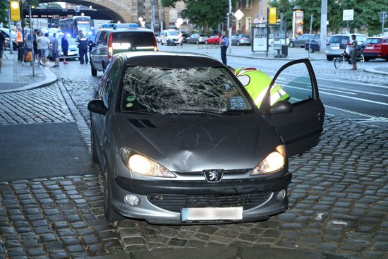 Der Kleinwagen wurde beim Unfall stark beschädigt.