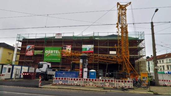 Vor der Schauburg wird ab heute ein großer Kran aufgebaut.