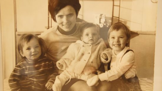 Anita Krüger mit ihren Töchtern. Ein Geschenk zum 70. 