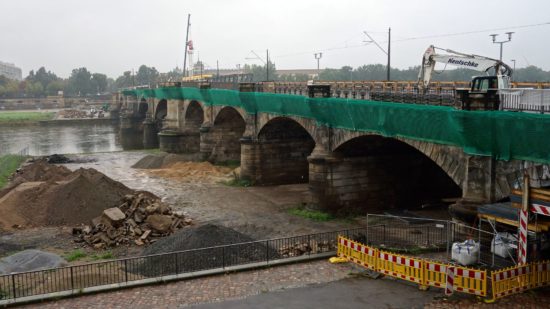 Grüne Schutznetze an der Albertbrücke - Foto: Archiv/2014