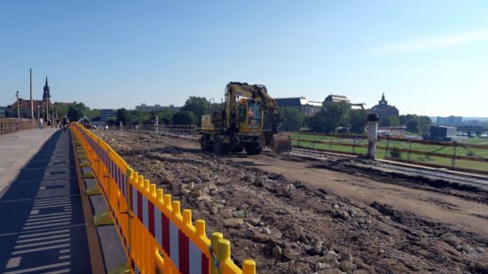 Augustusbrücke im Baggereinsatz