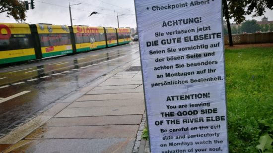 Die Tafel an der Albertbrücke stand am Morgen noch, gegen Mittag war sie bereits demontiert.