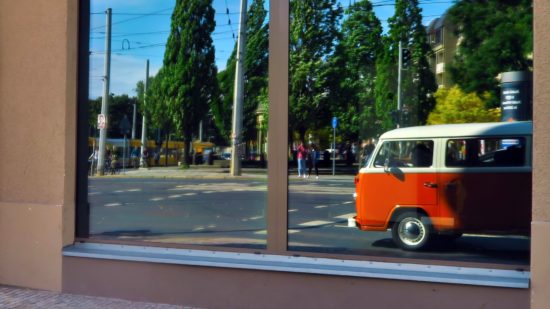 Der Kleinbus in Orange ist ein Hingucker.