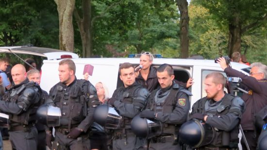 Polizeikette vor AfD-Rednerin