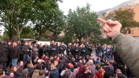 Lautstarker und bildlicher Protest gegen die Kundgebung.