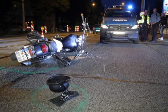 Der Fahrer musste ins Krankenhaus eingeliefert werden. Foto: Roland Halkasch