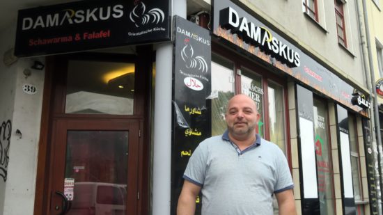 Ahmad Ayasch vor seinem neuen Laden auf der Alaunstraße