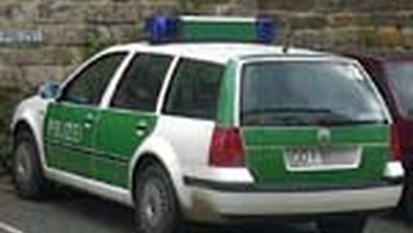 Polizeiauto in der Nähe des Polizeireviers an der Böhmischen Straße