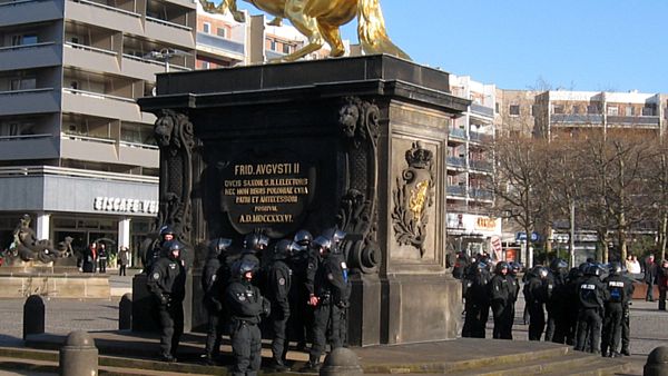 Umzingelter Goldener Reiter.