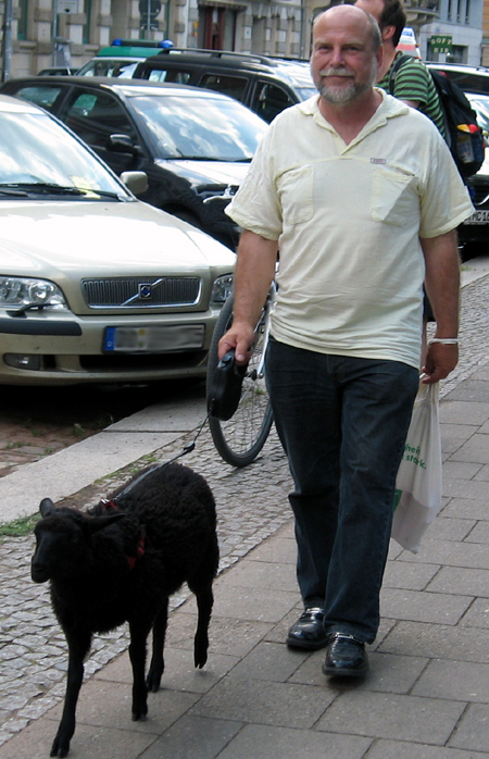 Friedrich Boltz mit schwarzem Schaf