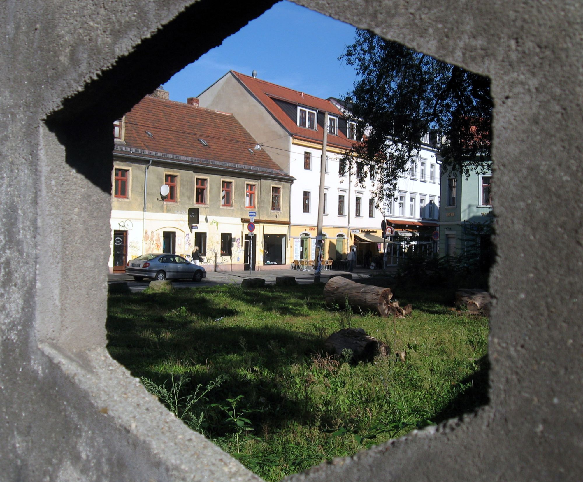 Blick aus dem sogenannten Affenkäfig auf die Bunte Ecke