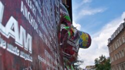 Da kommt 'ne Nase aus der Wand Wenn das Plakat sich ausformt. Foto: Anton Launer