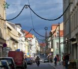 Pünktlich zum 1. Advent hängen wieder girlandeförmige Adventskränze über der Alaunstraße.