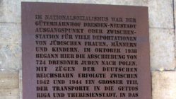 Gedenktafel am Bahnhof Neustadt
