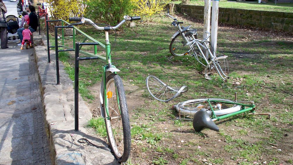 Neue Schäden am Fahrradzaun vor der Scheune.