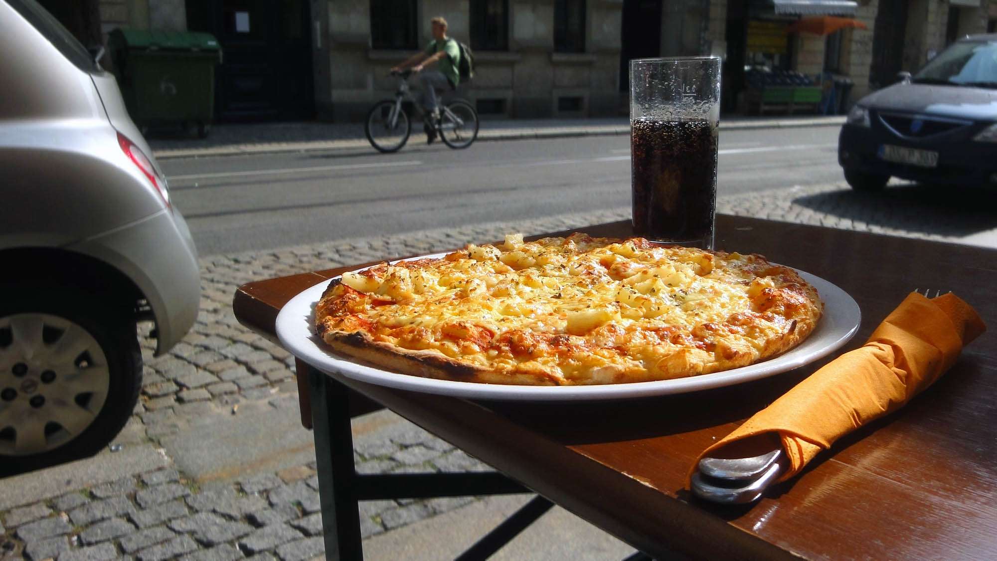 Viel Käse, viel Schinken, viel Ananas - bis jetzt nicht schlecht. Anklicken zum Vergrößern.