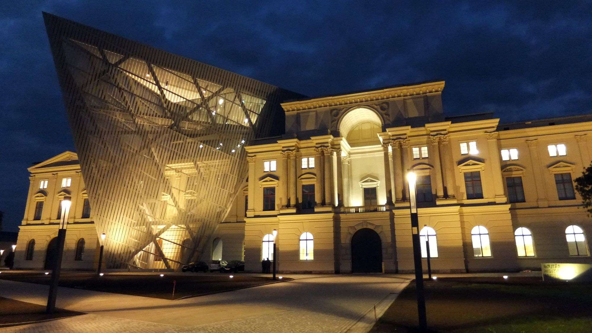 Militärhistorisches Museum bei Nacht.