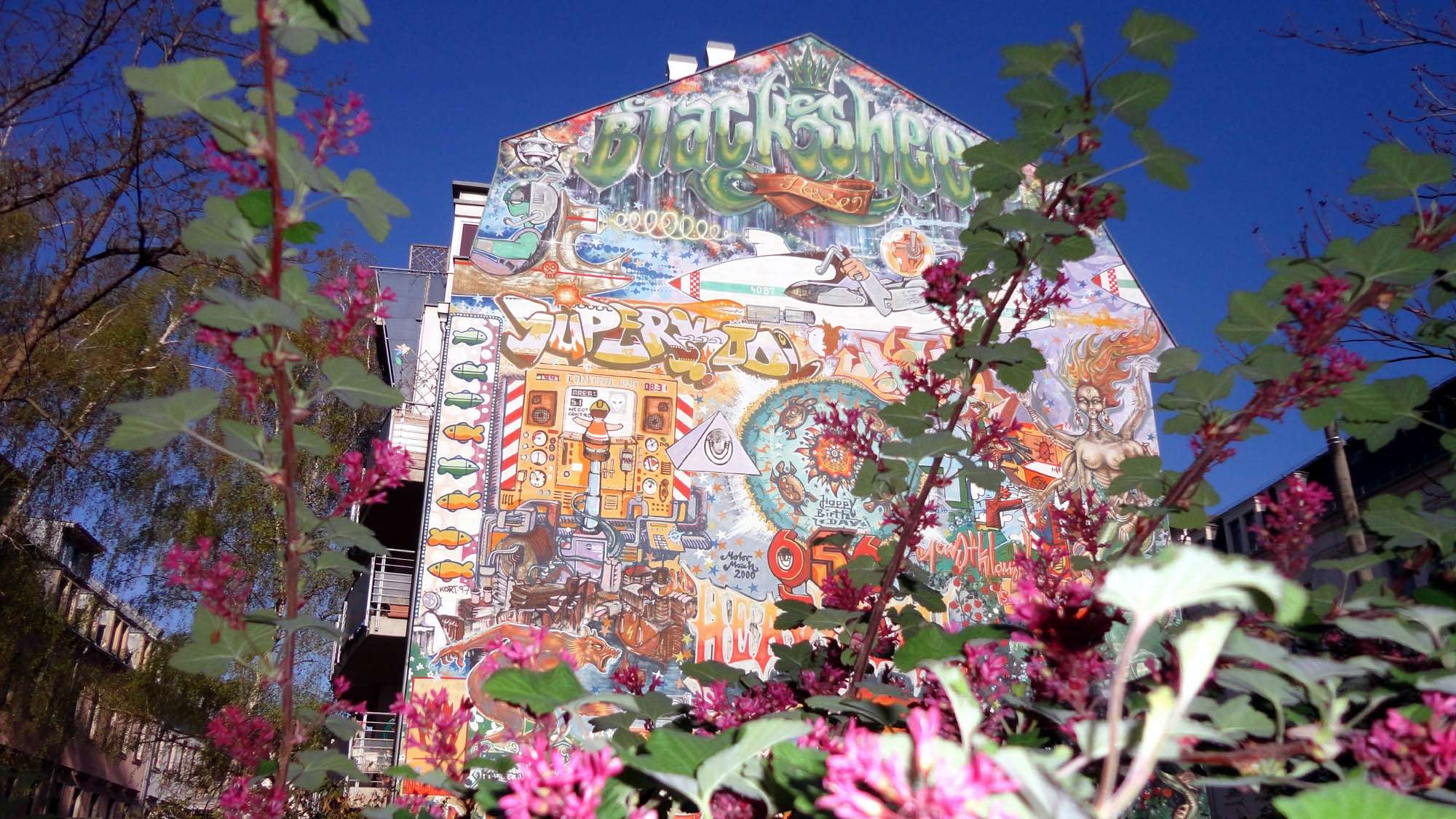 Haus unter blauem Himmel an der Förstereistraße