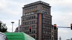 Das Hochhaus am Albertplatz wurde farblich gestaltet.