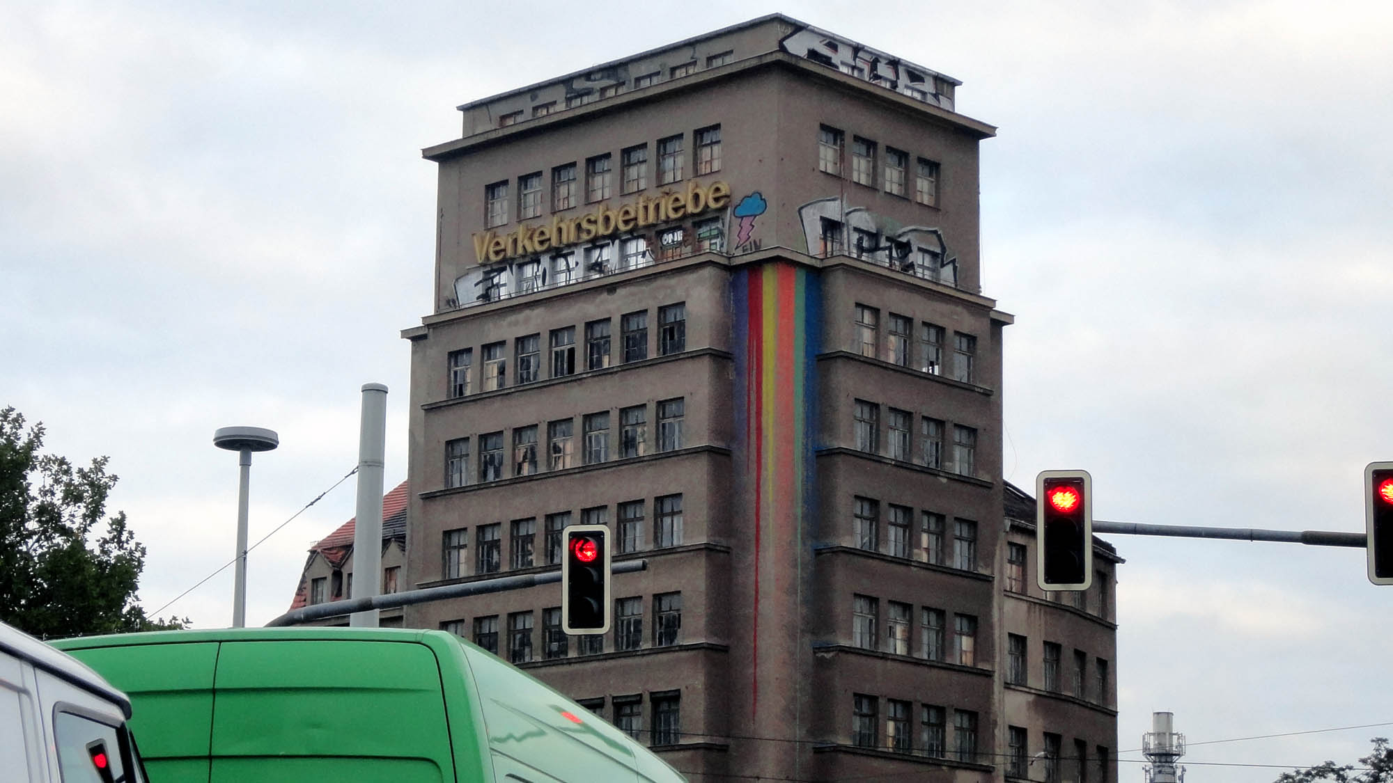 Das Hochhaus am Albertplatz wurde farblich gestaltet.