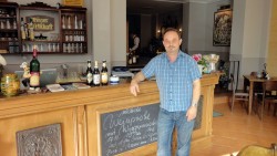 Thomas Senninger hat auf der "Bautzner" eine Weinwirtschaft eröffnet.