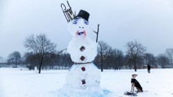 Schneemann mit Hund