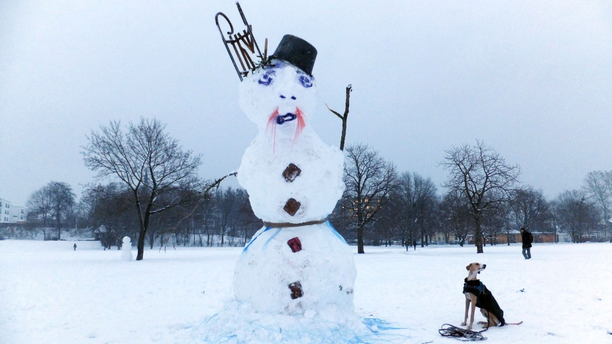 Schneemann mit Hund