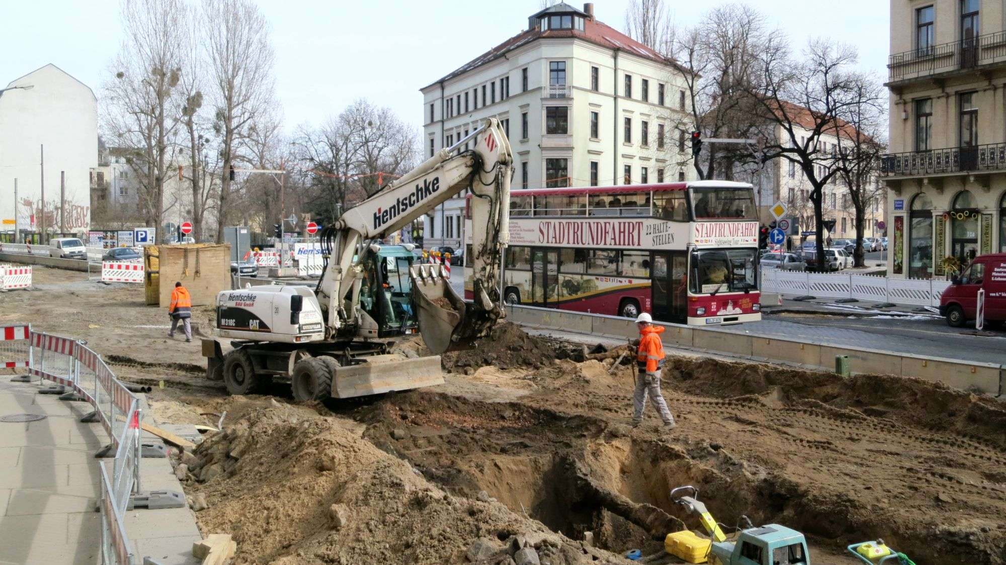 Mit schwerem Gerät soll die nötige Tiefe erreicht werden.