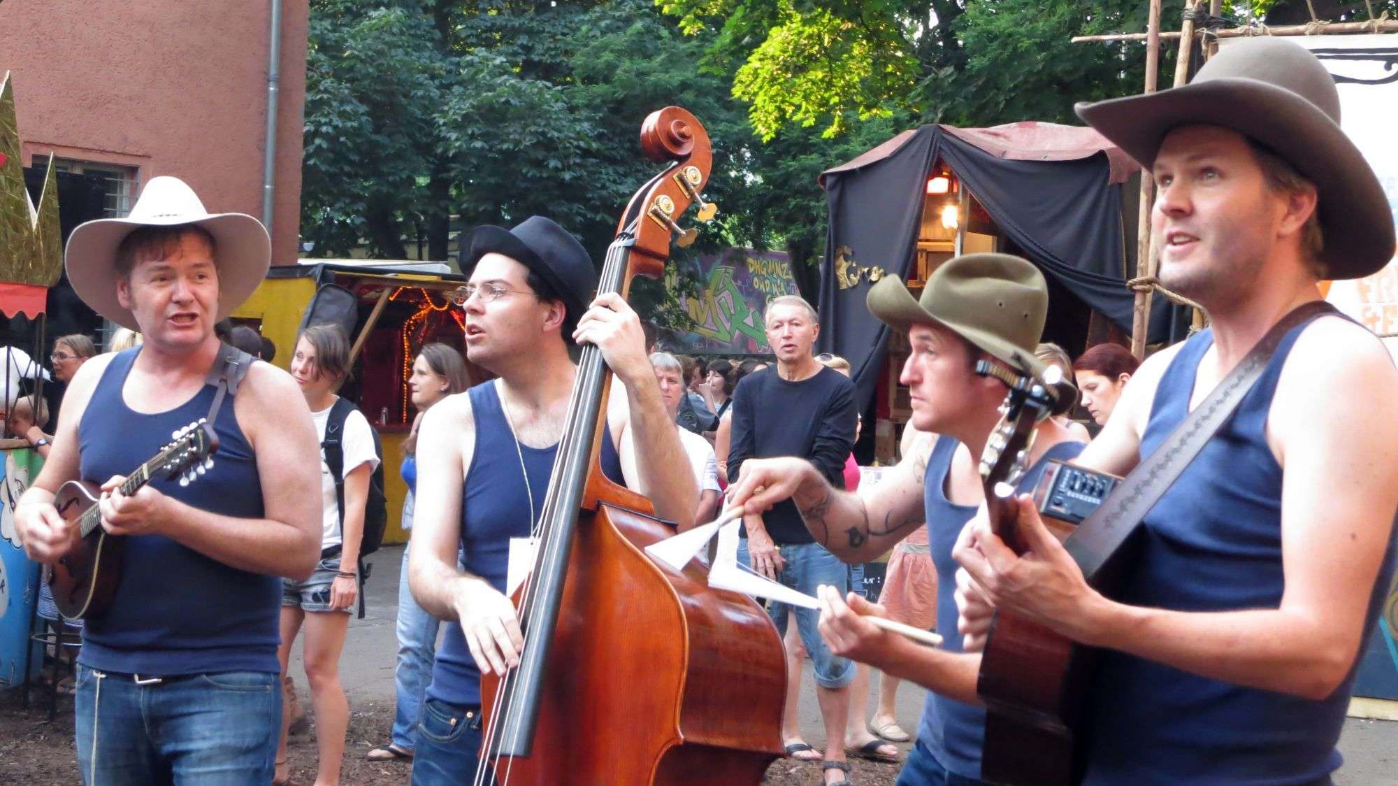 Vor der Show - The Pigs animieren die Rumsitzenden