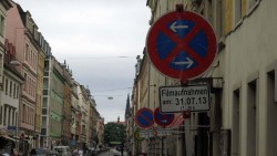 Was denn nun? Parken oder Halten verboten.