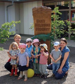 Krippenkinder vor ihrer Hecht-Skulptur - Foto: Sylvia Kosak
