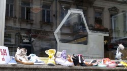 der Schuhladen von Gegenüber nutzt das Schaufenster