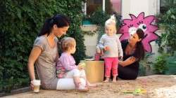 Diana Helbig mit Töchterchen Tezza (r.) und den ersten Besucherinnen - Foto: PR