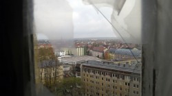 Blick auf die Neustadt durch zerbrochene Scheiben.