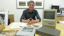 Druckreife Story - WDS Pertermann Thomas Pertermann mit vor ihm ausgebreiteter Firmenhistorie