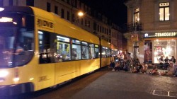 im Schritt-Tempo tastet sich der Bahnfahrer durch die Massen