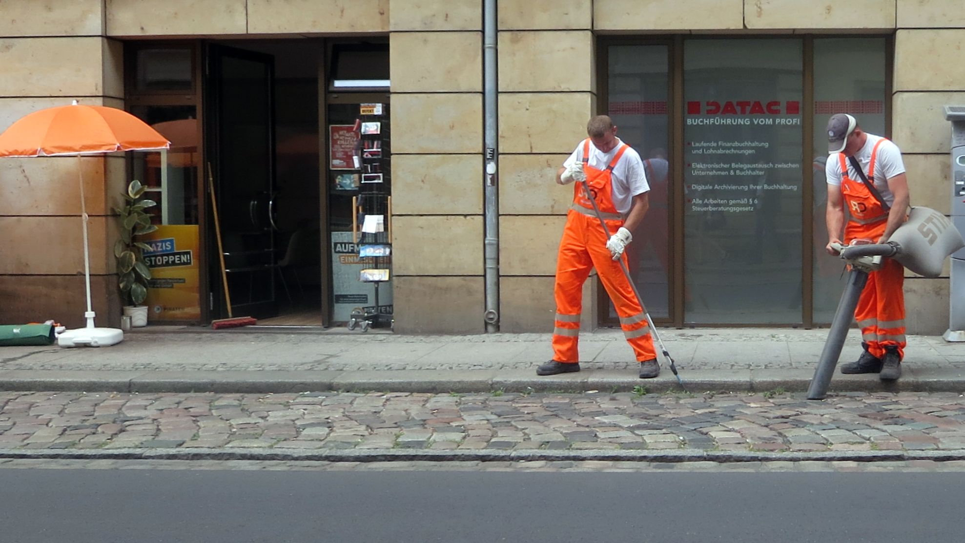 Nochmal schnell die Straße putzen, damit sie zum Fest richtig blitzt.