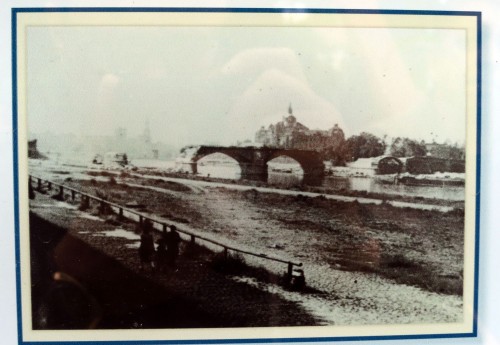 Historische Bilder vom Brückenbau sind an den Infotafeln zu bewundern.