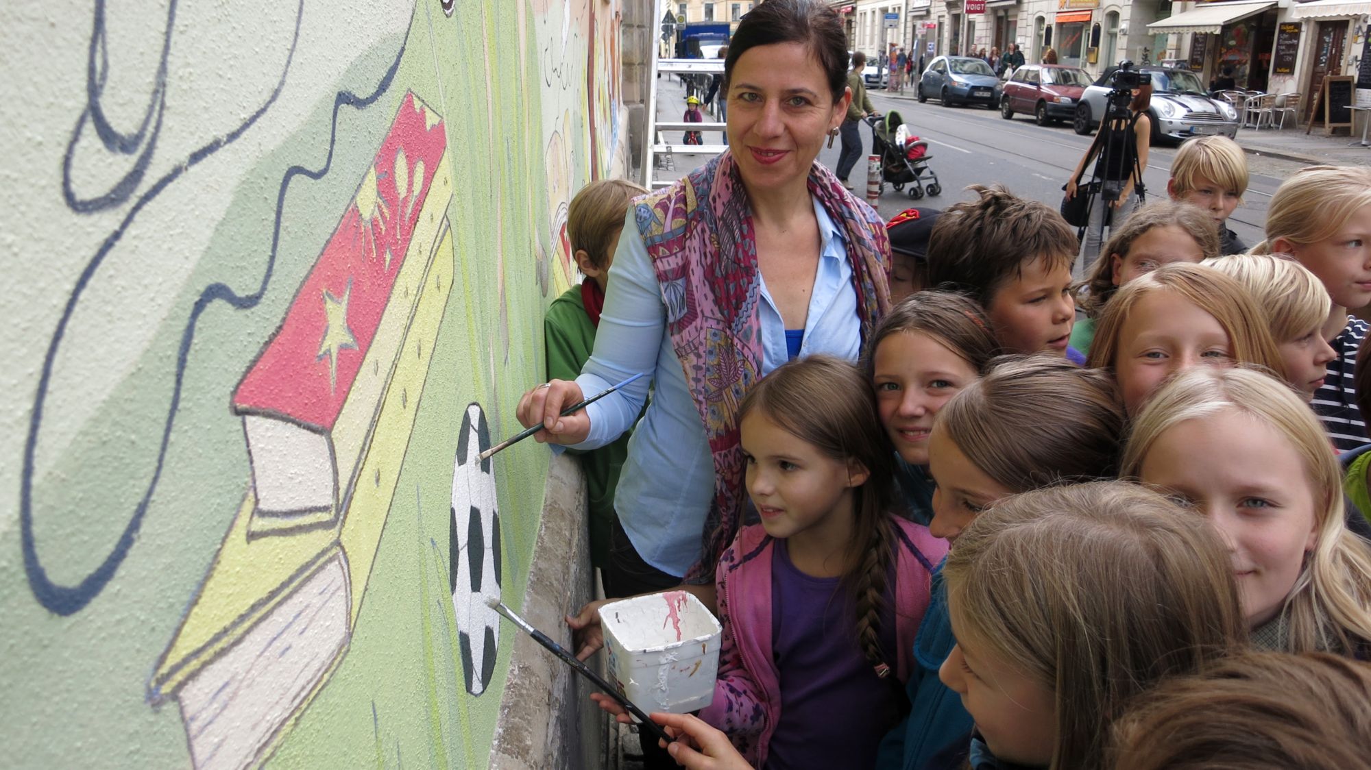 Die 4b und Künstlerin Rita Richter beim letzten Pinselstrich.