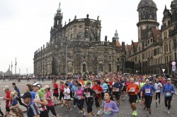 Bislang hauptsächlich vor alten Gemäuern - der Dresden Marathon kommt erstmals in die Äußere Neustadt. Foto: PR/wilhelmi-fotograf.de