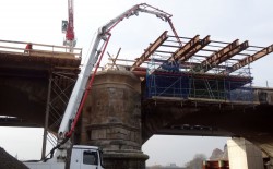 Am Elbufer stehen die Betonmischer. Gut zu erkennen, wie breit die Brücke dann wird.