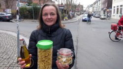 Einkaufen ohne Verpackungen Berit Heller zeigt: In solchen Gläsern und Dosen können die Kunden dann die Waren mitnehmen.